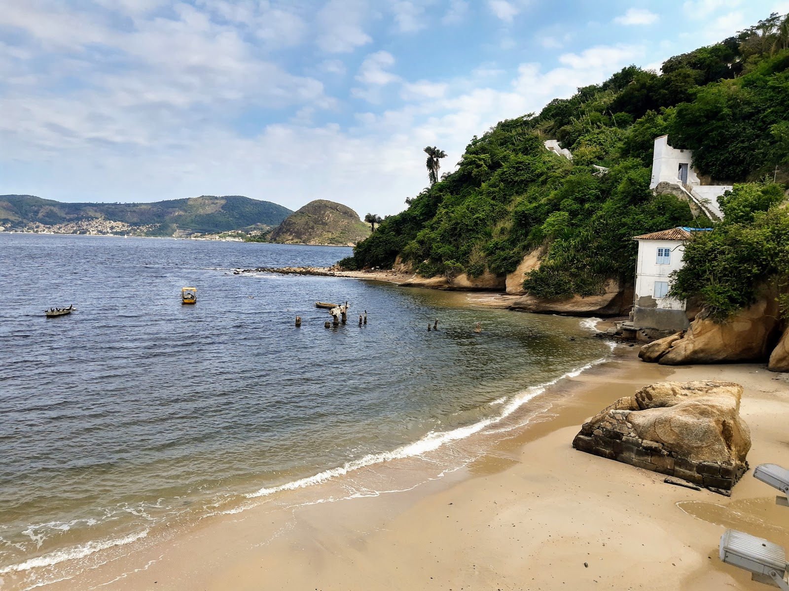 Praia de Boa Viagem'in fotoğrafı dağlarla çevrili