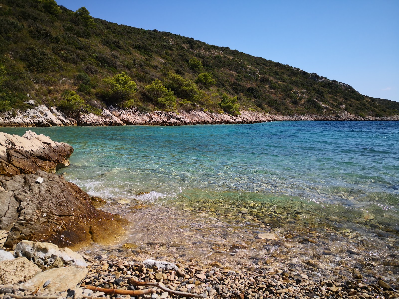 Beach Travna'in fotoğrafı küçük koy ile birlikte