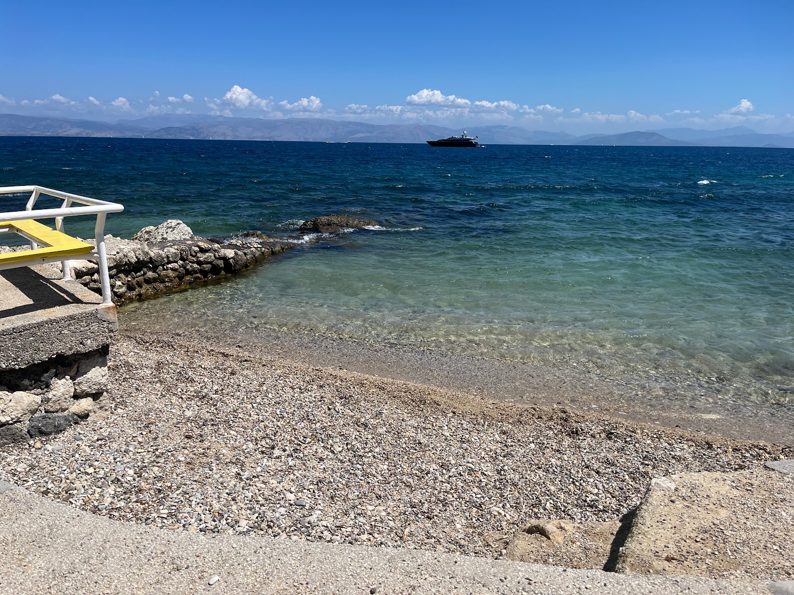 Photo de Benitses beach II avec l'eau cristalline de surface