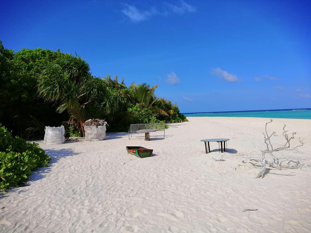 Foto von Maroshi Sunset Beach mit beiger sand Oberfläche