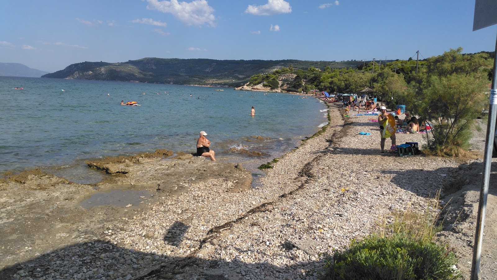 Vlychada beach'in fotoğrafı uçurumlarla desteklenmiş