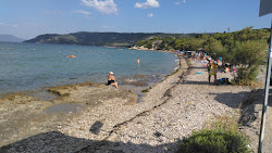 Vlychada beach'in fotoğrafı uçurumlarla desteklenmiş