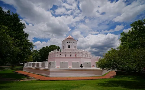 Phra Sumen Fort image