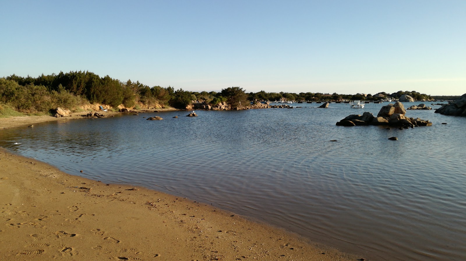 Foto di Spiaggia di Gio con parzialmente pulito livello di pulizia