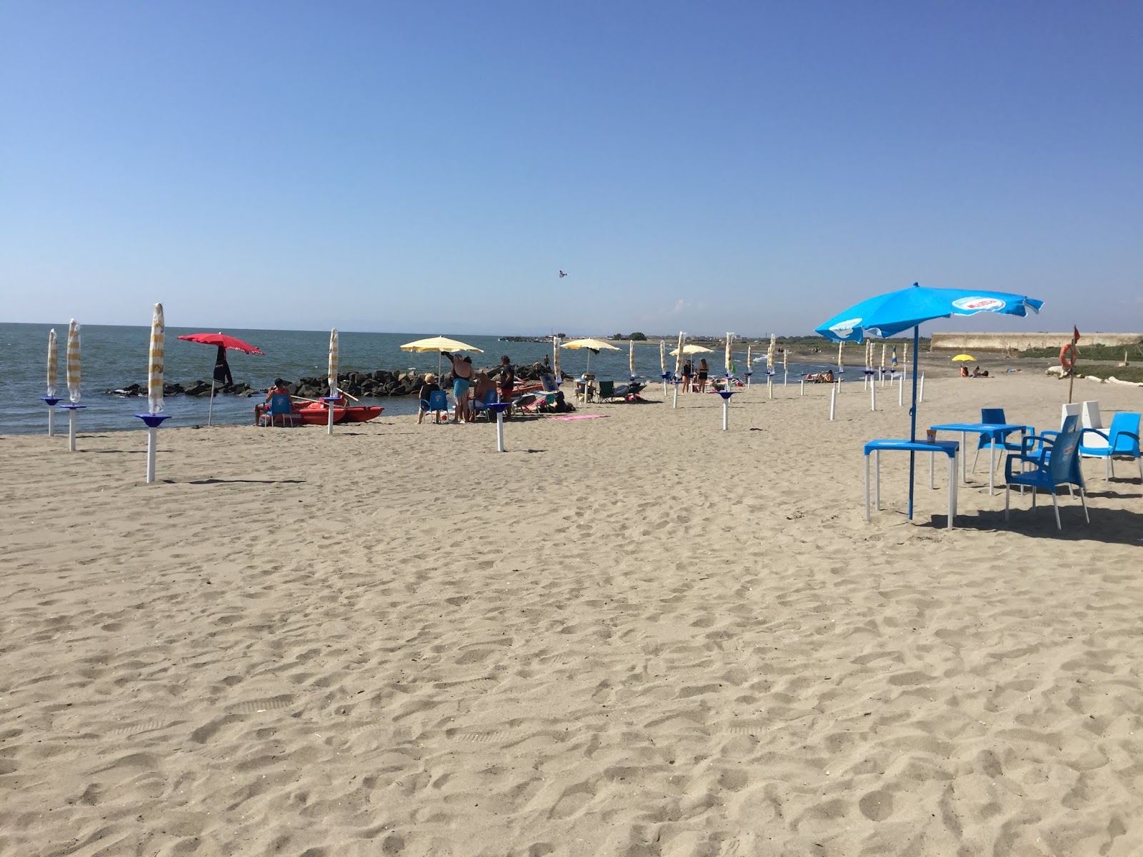 Foto de Focene Beach II com água azul superfície