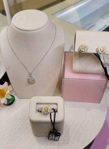 Jewelry Store «Jared The Galleria of Jewelry», reviews and photos, 16070 W Bluemound Rd, Brookfield, WI 53005, USA