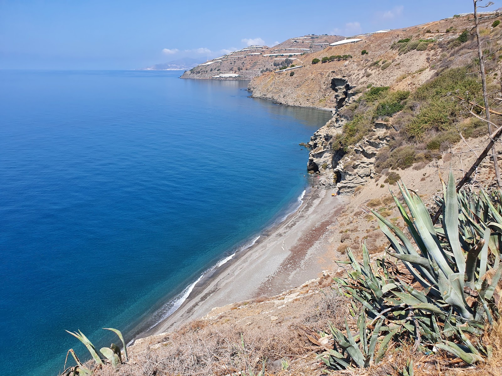 Foto von Playa El Ruso mit kleine, graue kiesel Oberfläche