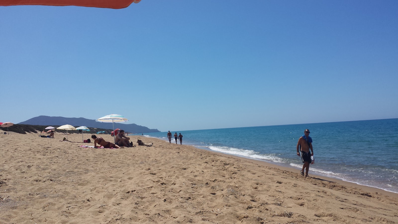 Fotografija Plaža Piscinas z srednje stopnjo čistoče