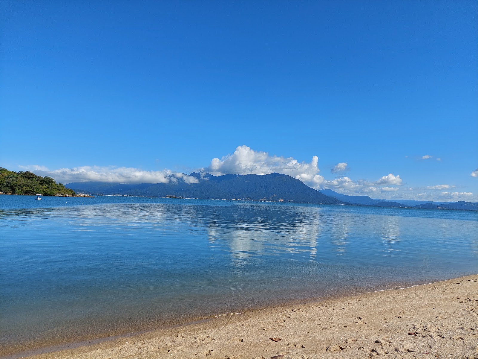 Foto di Spiaggia di Tapera con una superficie del acqua cristallina