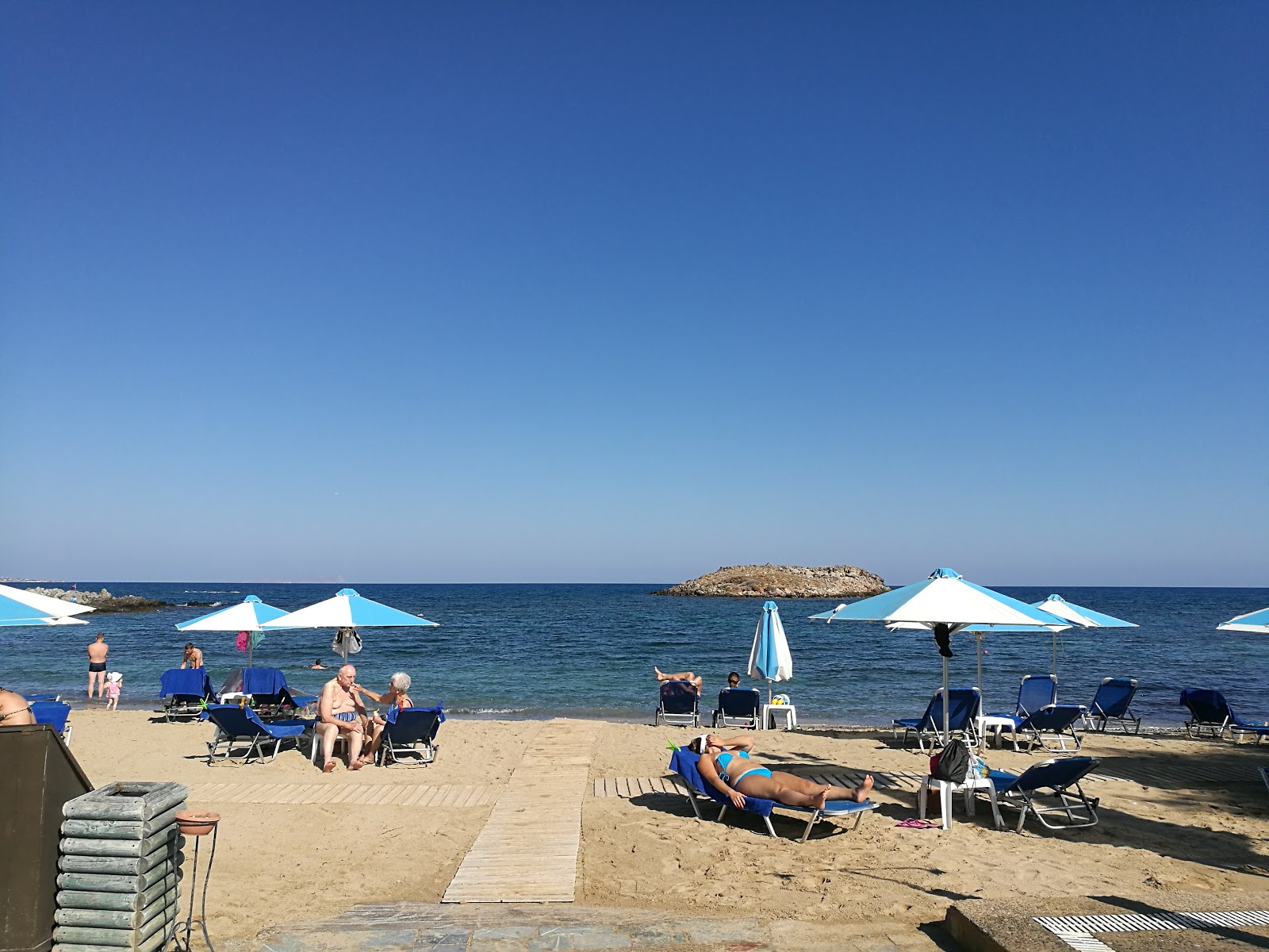 Agia Varvara beach的照片 带有蓝色纯水表面