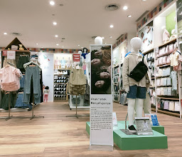 Uniqlo Paris Van Java photo