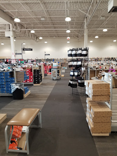 Shoe Store «DSW Designer Shoe Warehouse», reviews and photos, 4039 Richmond Rd, Warrensville Heights, OH 44122, USA