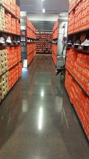 Shopping Mall «Deer Park Town Center Shopping Center», reviews and photos, 20530 N Rand Rd, Deer Park, IL 60010, USA