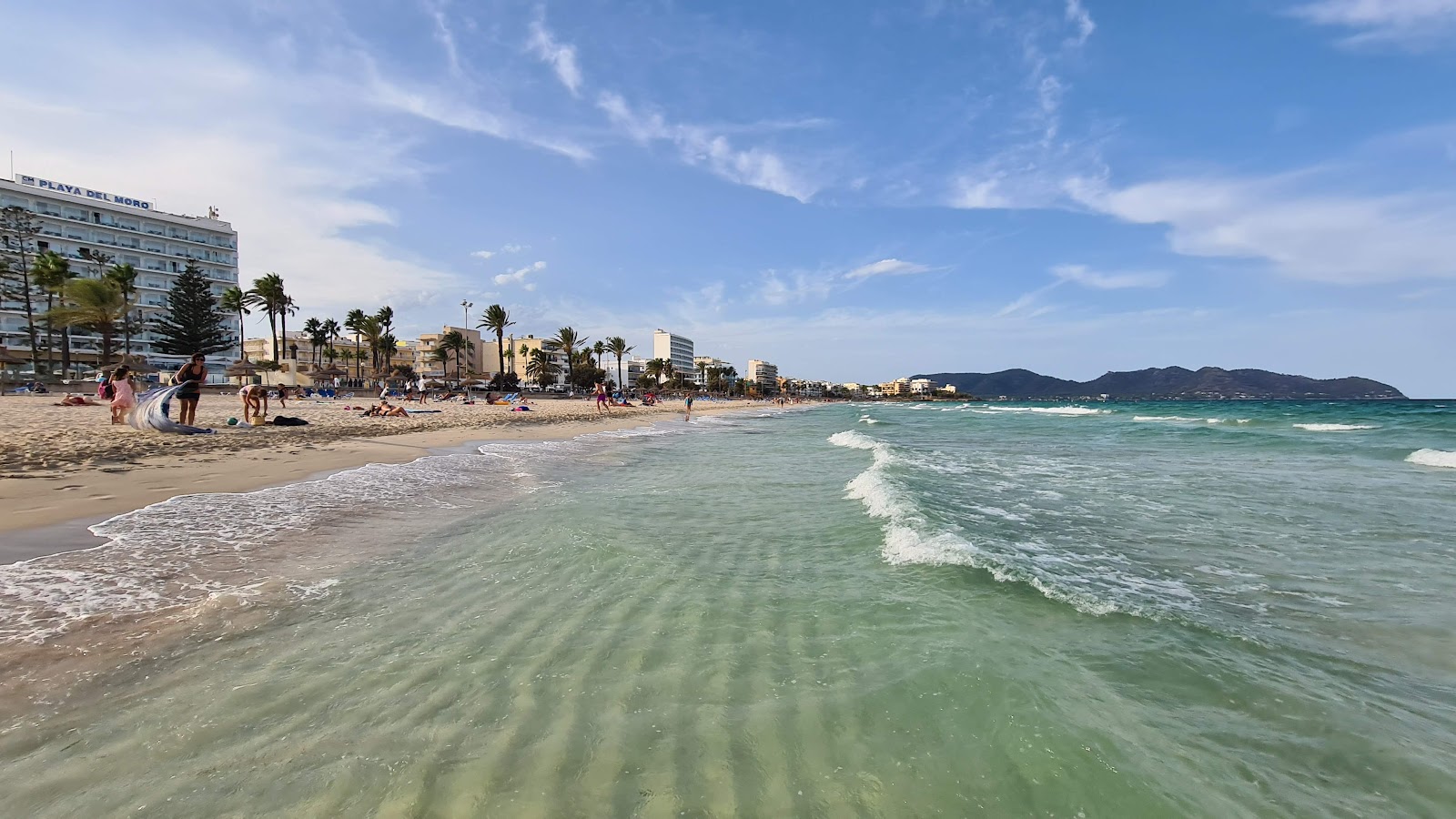 Foto av Cala Millor med lång rak strand