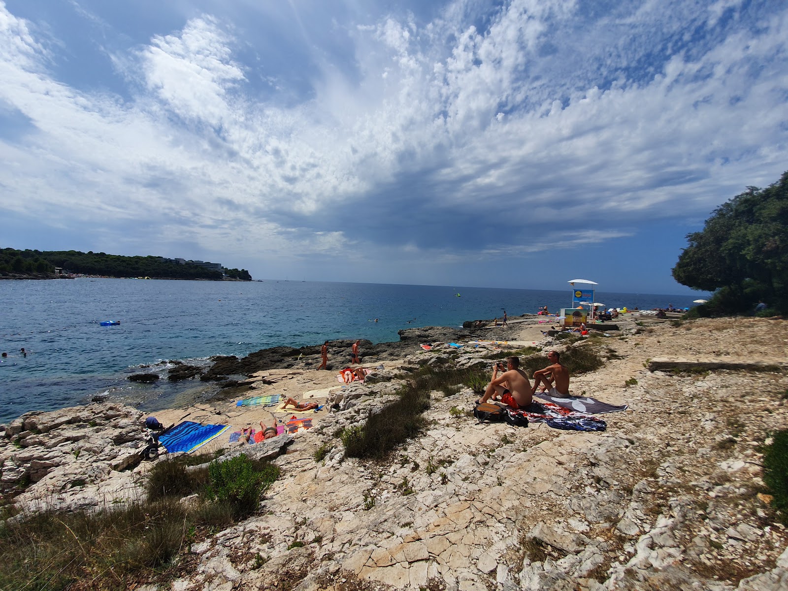 Brioni beach'in fotoğrafı çok temiz temizlik seviyesi ile