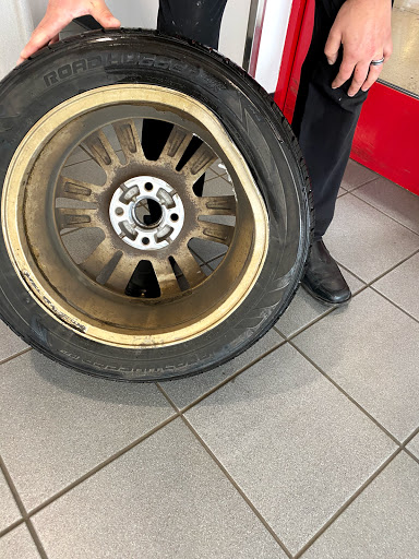 Tire Shop «Discount Tire Store - Schaumburg, IL», reviews and photos, 400 W Higgins Rd, Schaumburg, IL 60195, USA