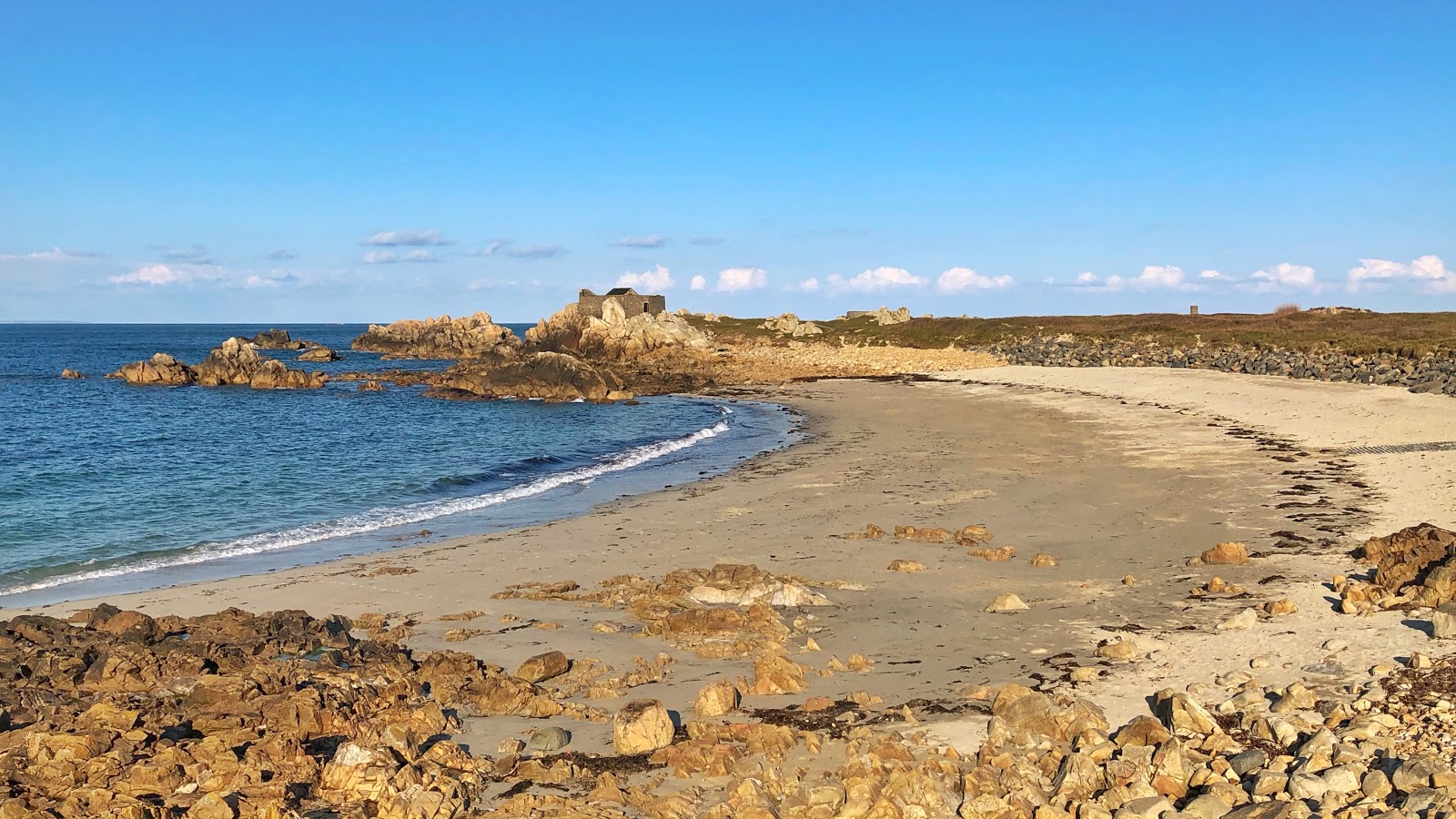 Foto von Loophole Tower No.9 - Jaonneuse Bay mit beiger sand Oberfläche