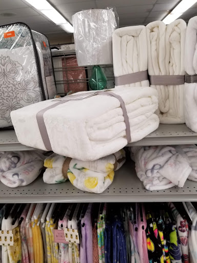 Shopping Mall «Glen Oaks Shopping Center», reviews and photos, 255th St, Glen Oaks, NY 11004, USA