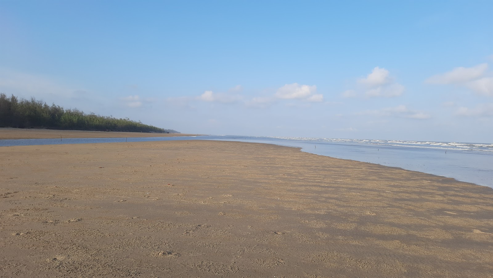 Fotografija Boguran Jalpai Sea Beach in naselje