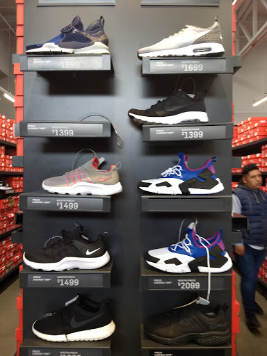 Stores to buy women's white sneakers Leon