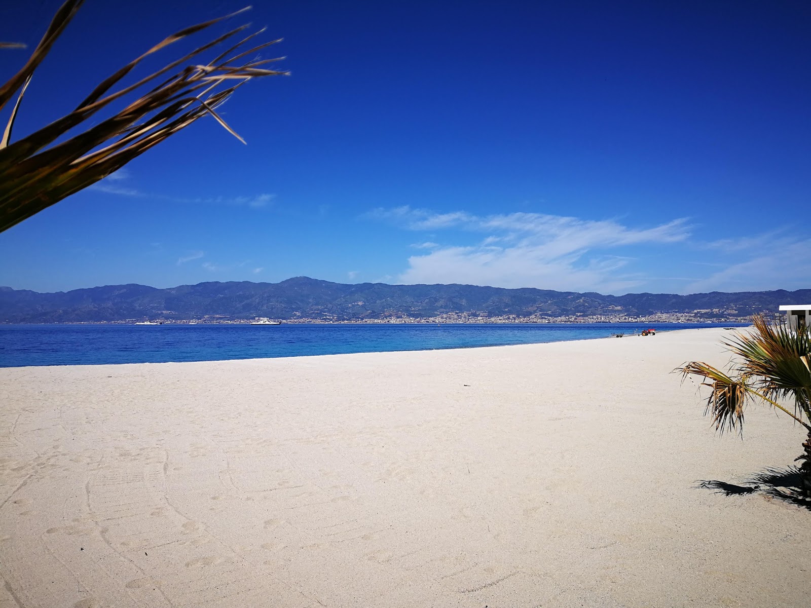 Fotografija Spiaggia Di Catona z svetel pesek površino