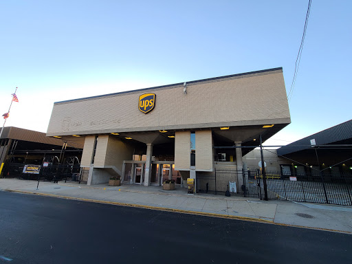 Shipping and Mailing Service «UPS Customer Center», reviews and photos, 1500 S Jefferson St, Chicago, IL 60607, USA