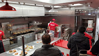 Atmosphère du Restaurant de hamburgers Five Guys La Défense à Puteaux - n°19