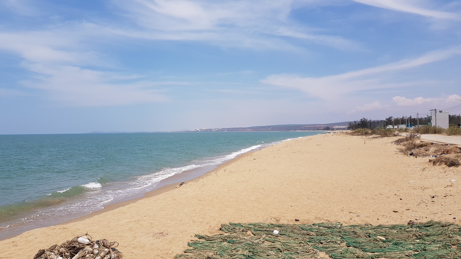 Φωτογραφία του Hoa Phu Beach με φωτεινή άμμος επιφάνεια