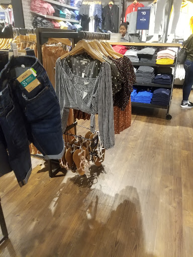 Clothing Store «Aéropostale», reviews and photos, 200 Baychester Ave, Bronx, NY 10475, USA