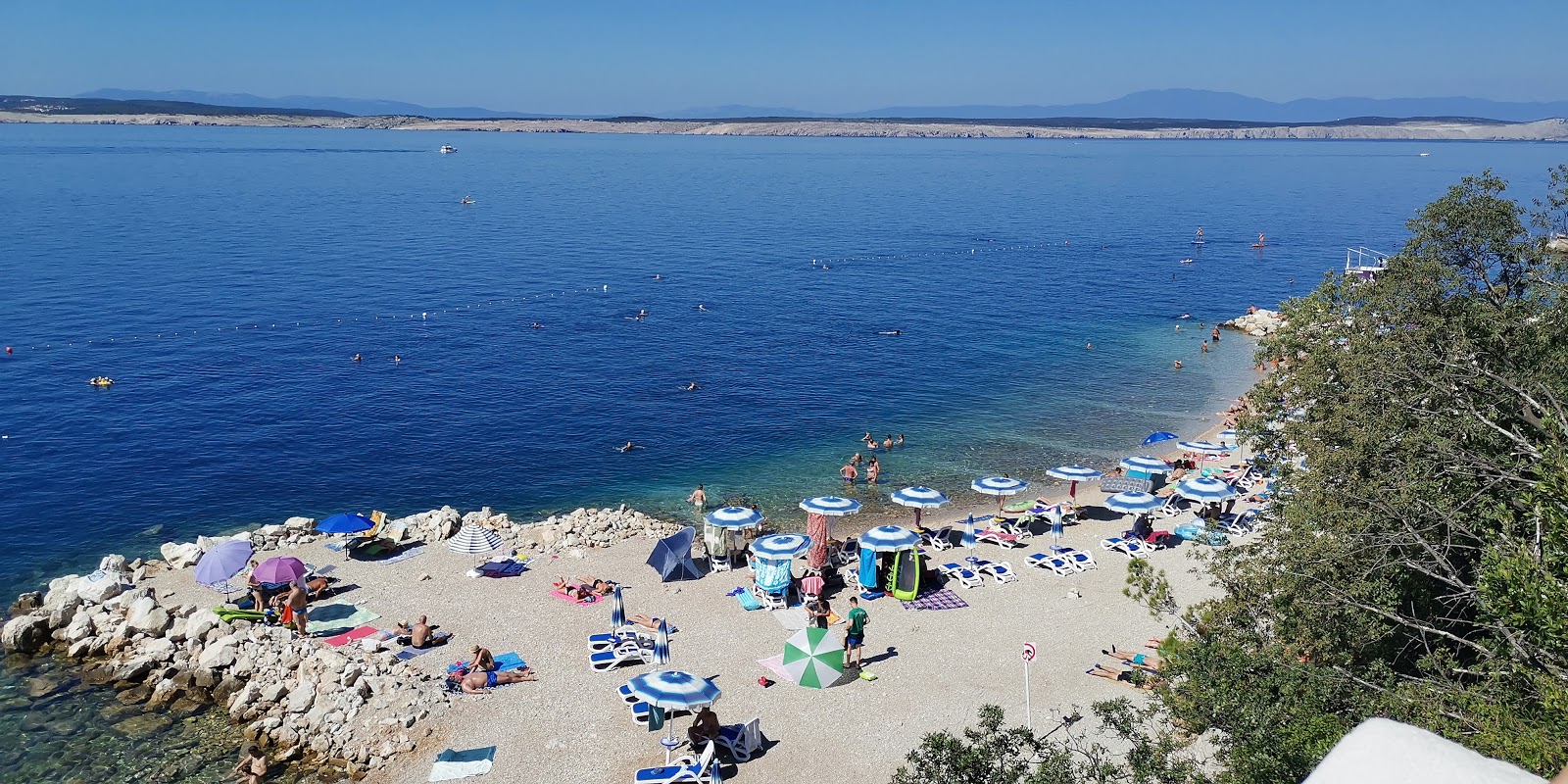 Foto von Omorika beach II mit feiner heller kies Oberfläche