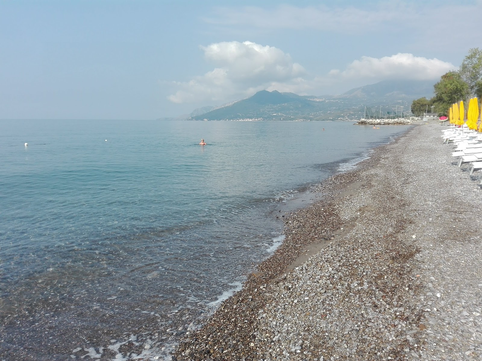Fotografie cu Capitello beach II cu o suprafață de nisip negru și pietricele
