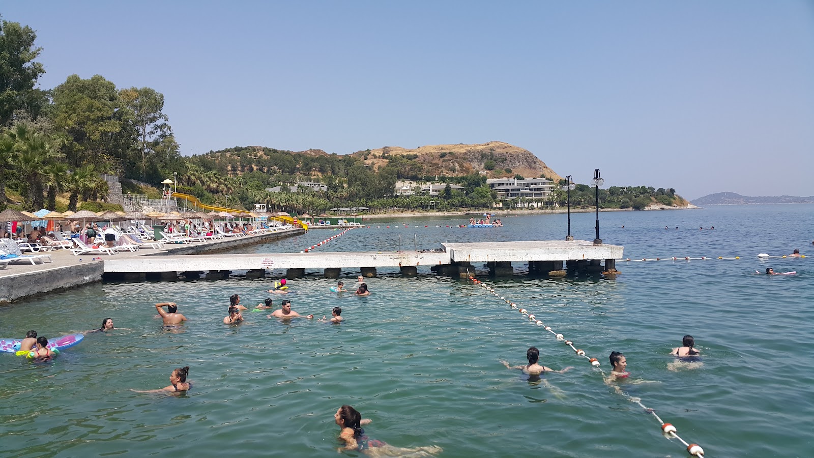 Foto von Izmir Urla Saklikoy Beach mit betonierte fläche Oberfläche