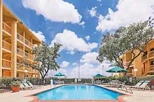 La Quinta Inn by Wyndham San Antonio I-35 N at Toepperwein image