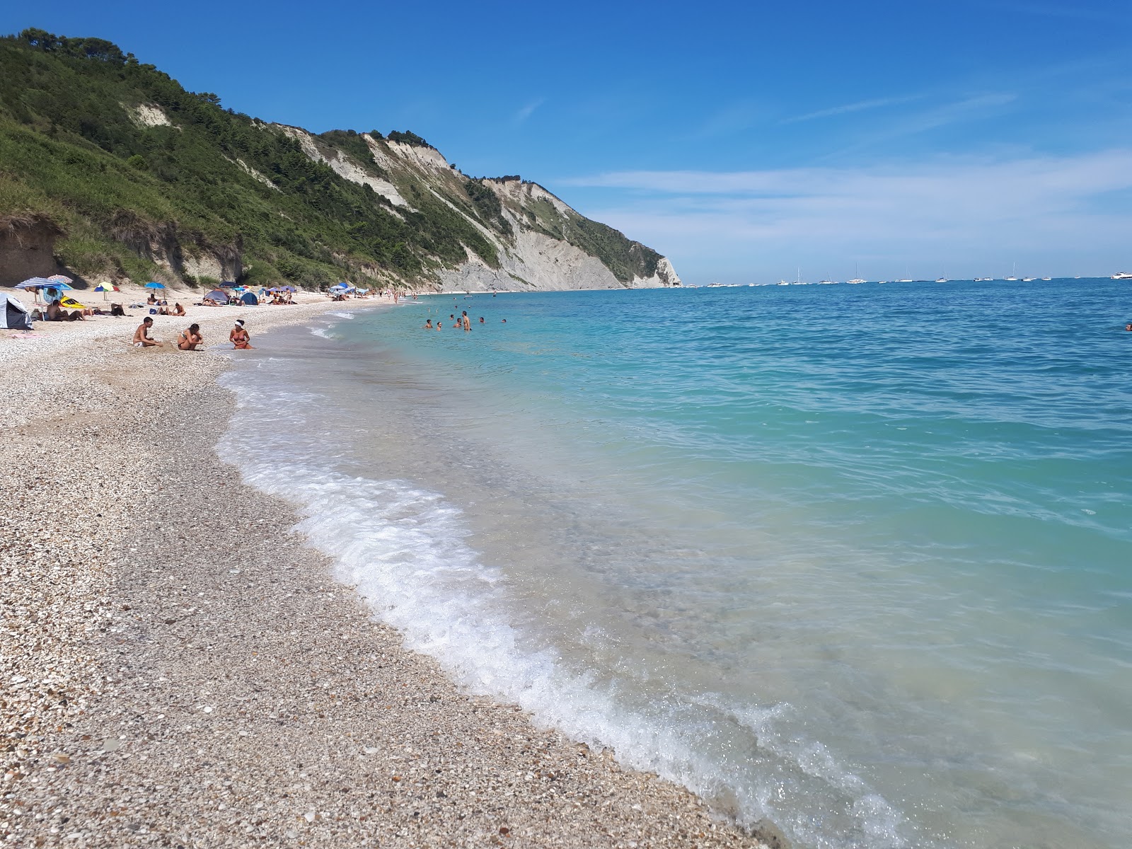 Spiaggia Mezzavalle的照片 带有碧绿色纯水表面