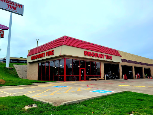 Tire Shop «Discount Tire Store - Lewisville, TX», reviews and photos, 2385 S Stemmons Fwy, Lewisville, TX 75067, USA