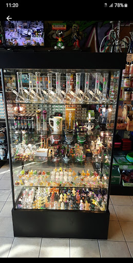 Tobacco Shop «Whole Leaf Tobacco», reviews and photos, 4945 N Milwaukee Ave, Chicago, IL 60630, USA