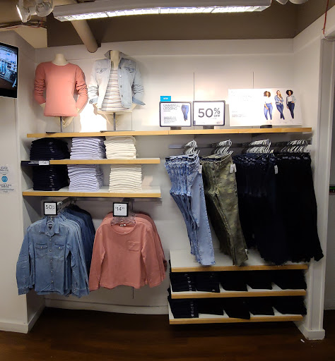 Clothing Store «Gap Outlet», reviews and photos, 423 86th St, Brooklyn, NY 11209, USA