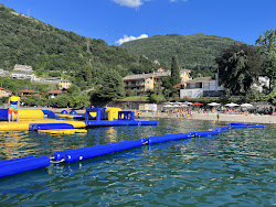 Foto von La Foppa Beach von Klippen umgeben
