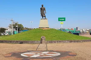 Monument to Laçador image