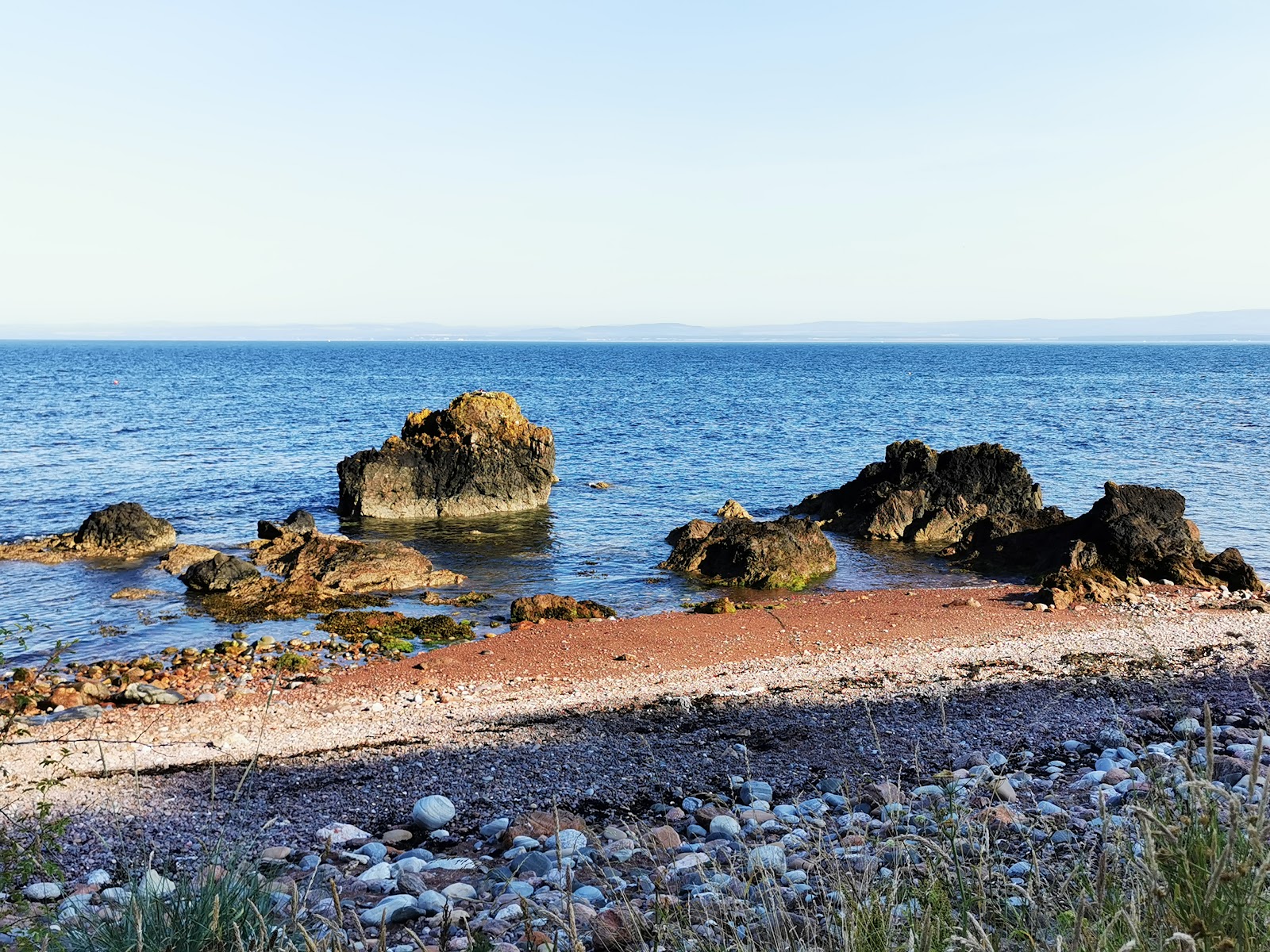 Macfarquhar's Bed Beach的照片 带有碧绿色纯水表面