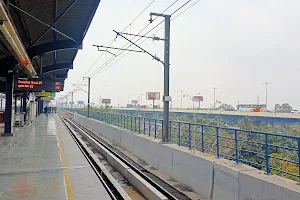 Mayur Vihar Extension Metro Main Road image