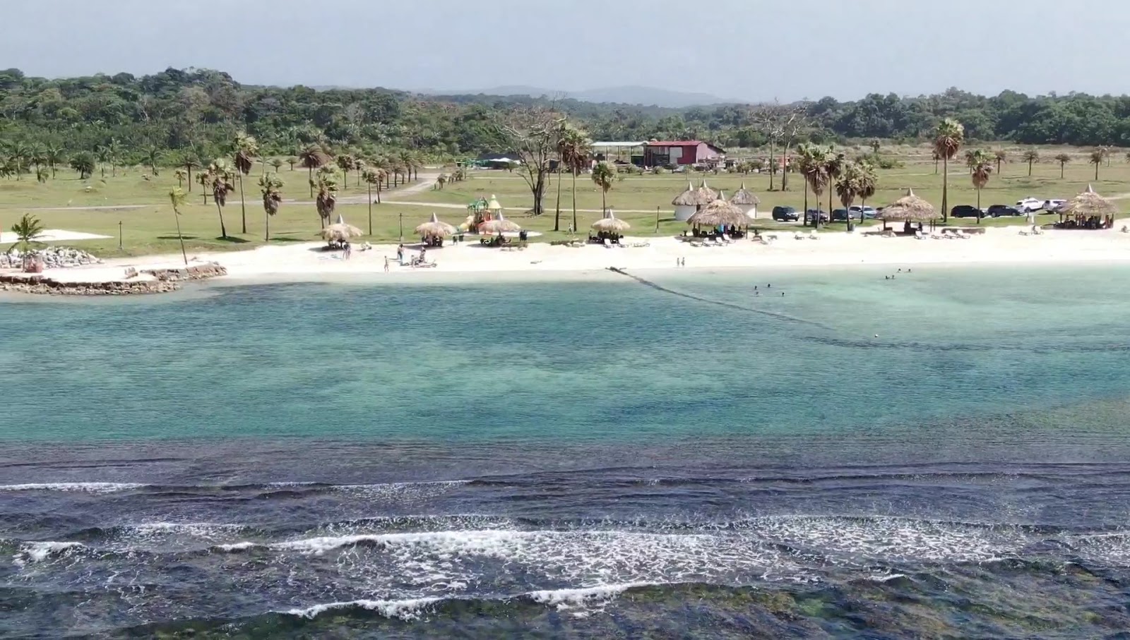 Foto de Escondida Beach - lugar popular entre os apreciadores de relaxamento