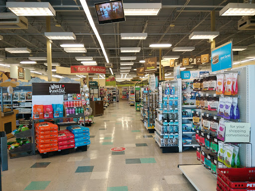 Pet Supply Store «Petco Animal Supplies», reviews and photos, 1930 SW Wanamaker Rd, Topeka, KS 66604, USA