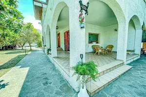 Villa Delle Magnolie. Favolosa casa per le vacanze con 3 camere e 3 bagni. image