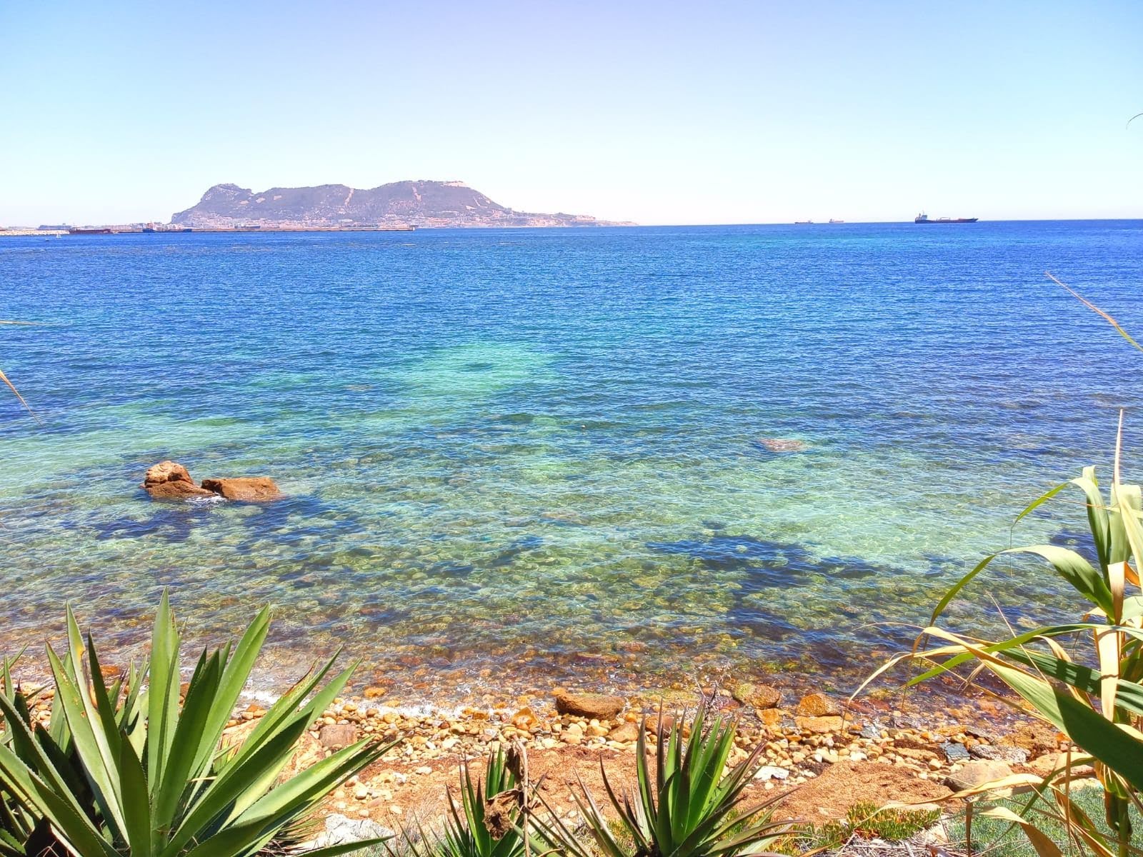 Foto de Playa de el Chinarral con playa amplia