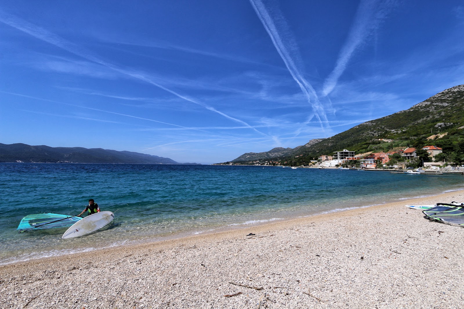 Foto di Kuciste beach con una superficie del ciottoli beige