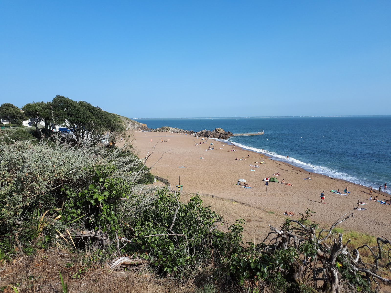 Φωτογραφία του Saint-Marc beach με φωτεινή άμμος και βράχια επιφάνεια