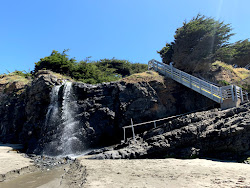 Stengel Beach'in fotoğrafı dağlarla çevrili