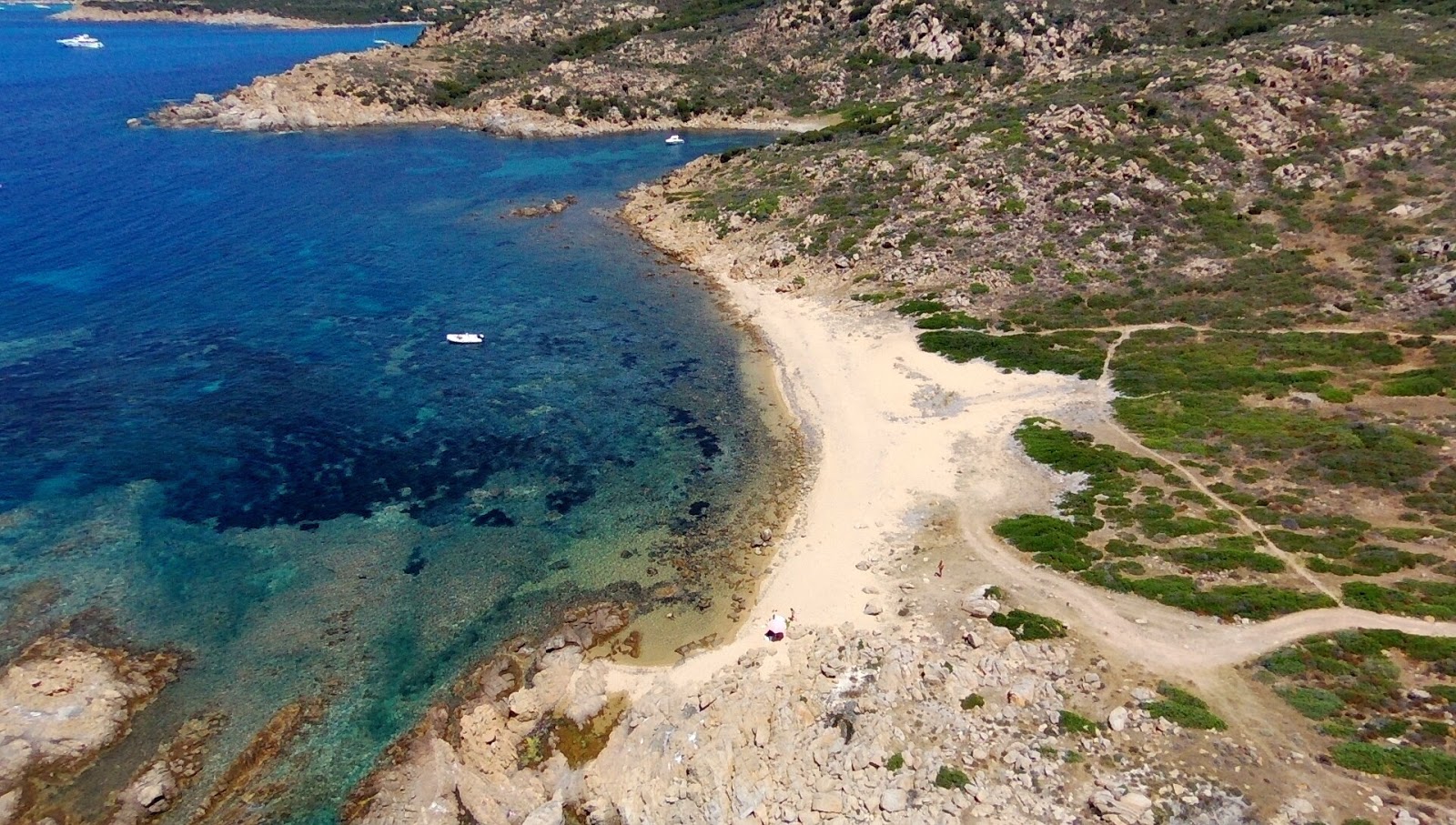Foto von Ferraglione Beach mit beiger sand Oberfläche