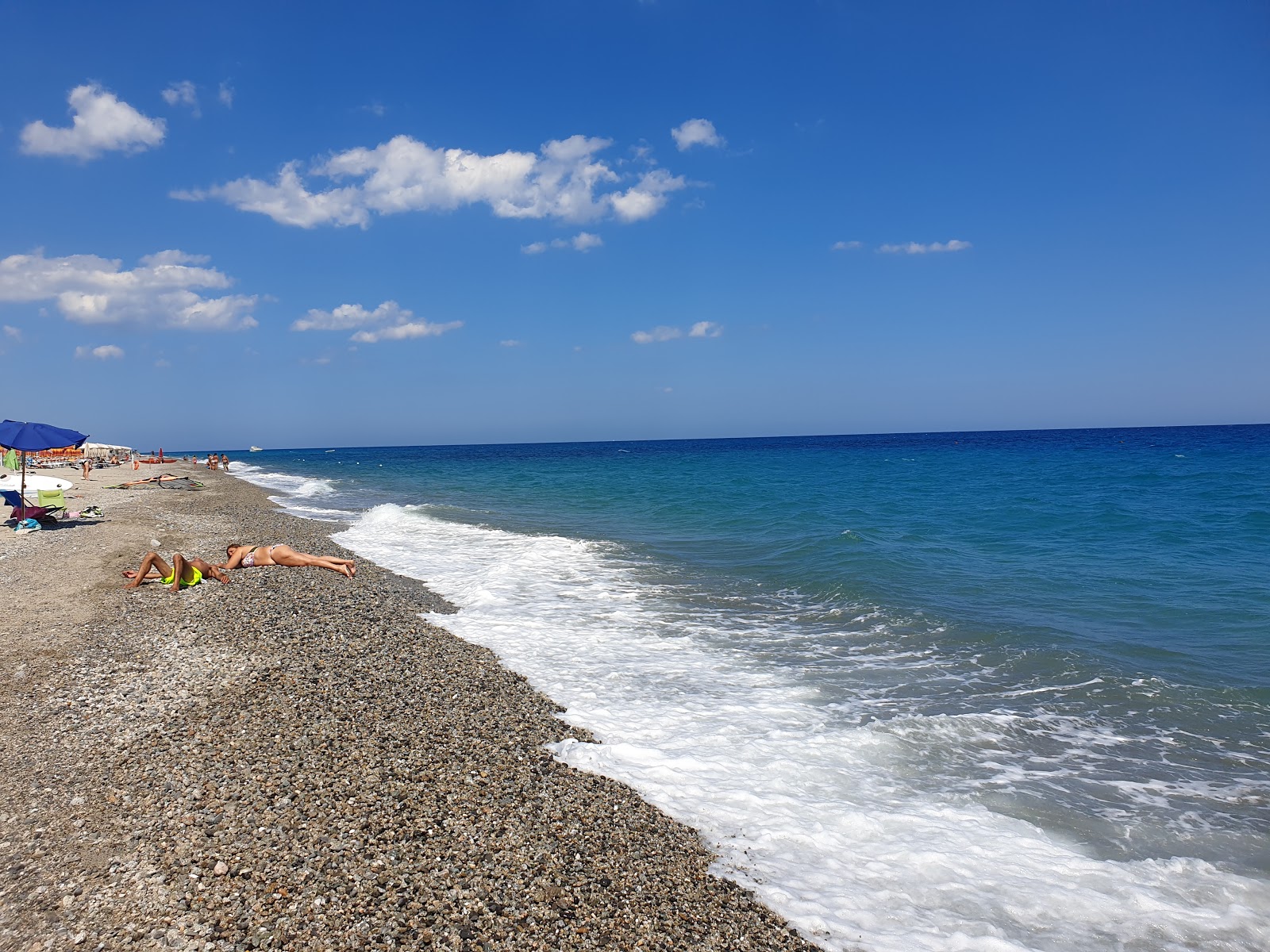 Foto di Spiaggia Caulonia Marina con una superficie del sabbia grigia e ciottoli